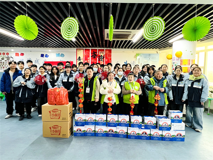luck18平台高一(24)班走进智爱阳光家园传递爱心(图4) luck18平台高一(24)班走进智爱阳光家园传递爱心(图4)