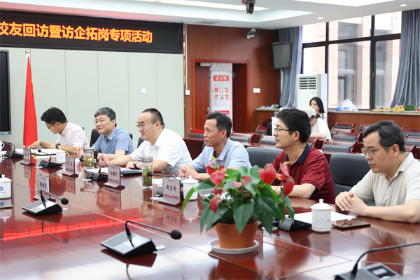 阜阳师范大学党委书记程曦一行莅临luck18平台调研交流(图3) 阜阳师范大学党委书记程曦一行莅临luck18平台调研交流(图3)