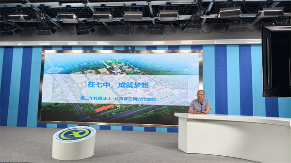 梁校长.jpg 梁校长.jpg