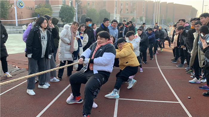 高三级部:凝心聚力拔河赛 辞旧迎新战一模(图1)