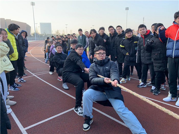 高三级部:凝心聚力拔河赛 辞旧迎新战一模(图2)