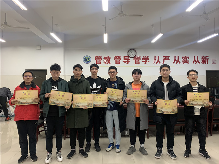 高三级部:凝心聚力拔河赛 辞旧迎新战一模(图3)