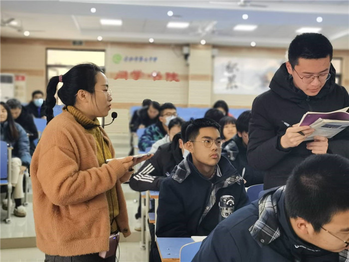 高一级部:界首市新课程新教材实施培训在luck18平台举行(图4)