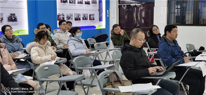 教科研处：luck18平台举行新课程新教材实施地理专家报告会(图1)