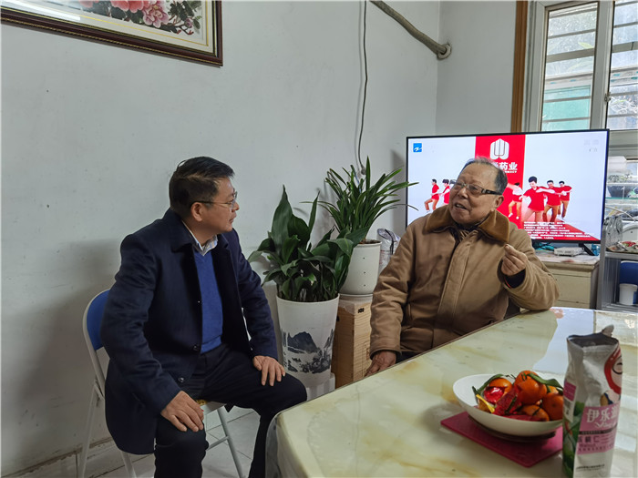 邓宗国率领校党委领导班子成员慰问看望部分老同志(图1)