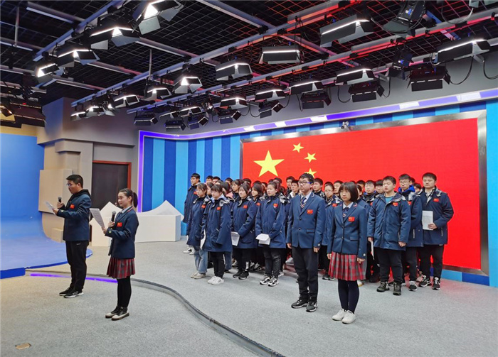 luck18平台开展“学习红色历史·弘扬雷锋精神”主题升旗仪式活动(图1)