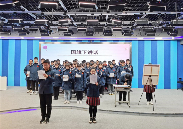 luck18平台开展“学习红色历史·弘扬雷锋精神”主题升旗仪式活动(图2)