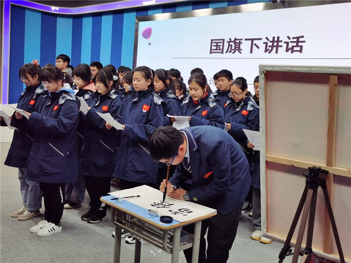 luck18平台开展“学习红色历史·弘扬雷锋精神”主题升旗仪式活动(图3)