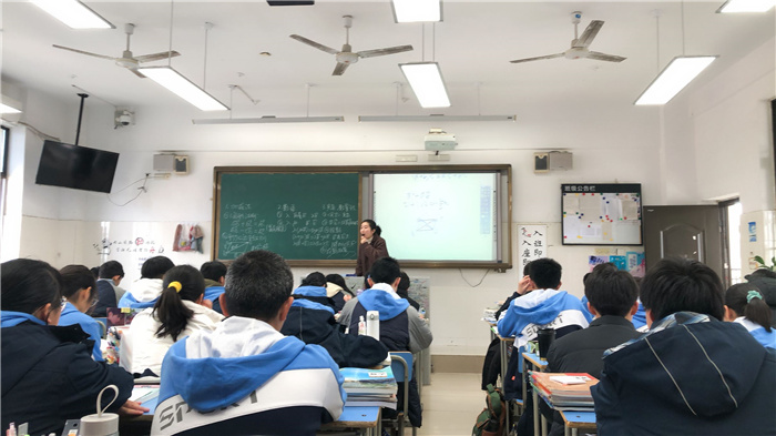 高一级部：中层以上干部深入课堂听课(图1)