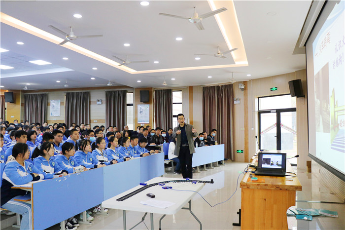教科研处：“基于物理学科核心素养的大单元教学”研讨活动(图2)