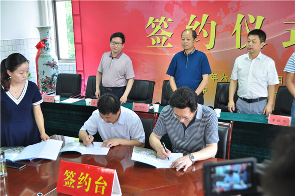 luck18平台·肥西农兴中学共建班成功签约(图3) 签字.jpg