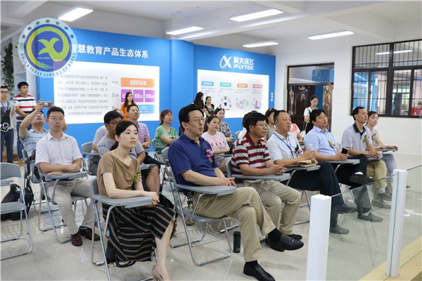 luck18平台与科大讯飞建立示范校合作,全国首个“智慧教育未来教室”落成(图10) luck18平台与科大讯飞建立示范校合作,全国首个“智慧教育未来教室”落成(图10)