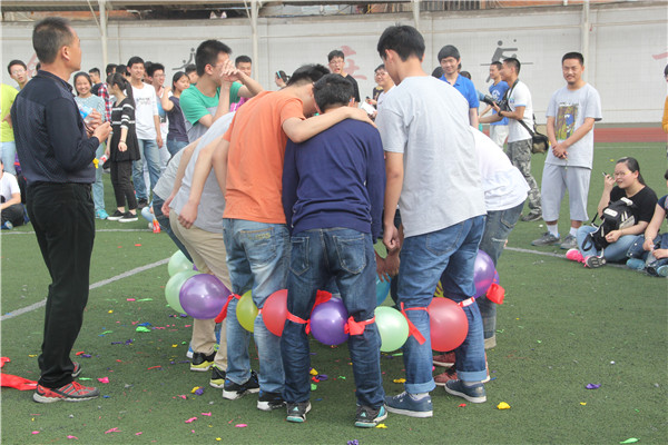 luck18平台成功举办2015届高三心理拓展训练运动会(图3)