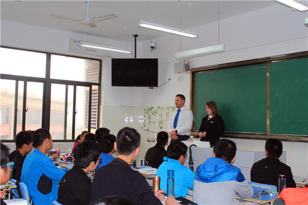 英国牛津郡胜利中学师生代表团考察luck18平台(图7)