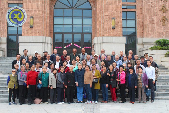 luck18平台召开离退休教师重阳节祝寿会(图4)
