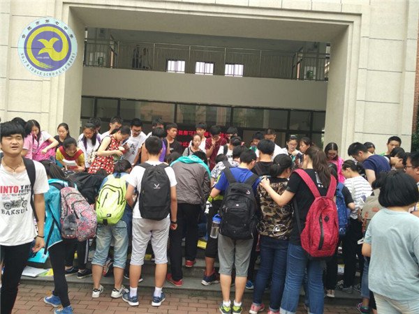 “跳蚤市场”人气旺,学弟学妹“扫货”忙(图1)
