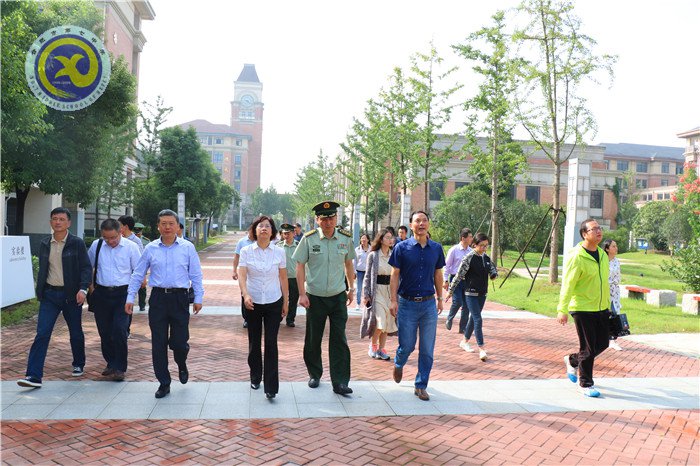 吴春梅副市长一行莅临luck18平台调研学校安全工作(图1)