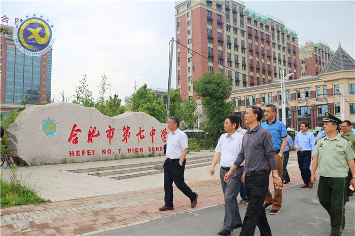 高新区管委会领导督查校园周边安全工作(图1)