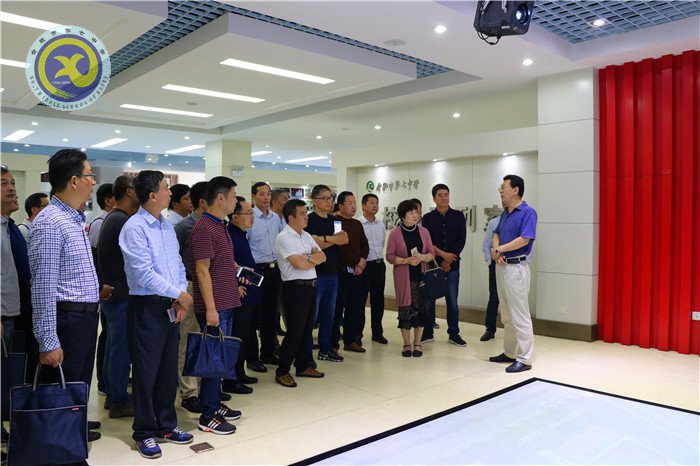 安徽省第51期高(完)中校长任职资格培训班莅临我校考察指导(图2)