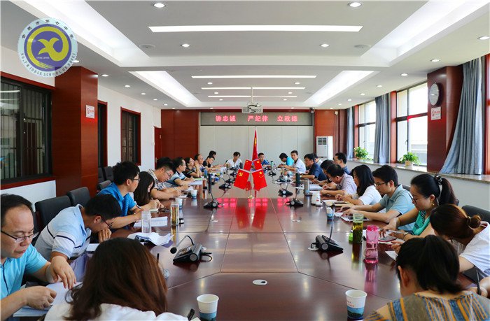 luck18平台召开2018年第六次中心组学习会(图1)