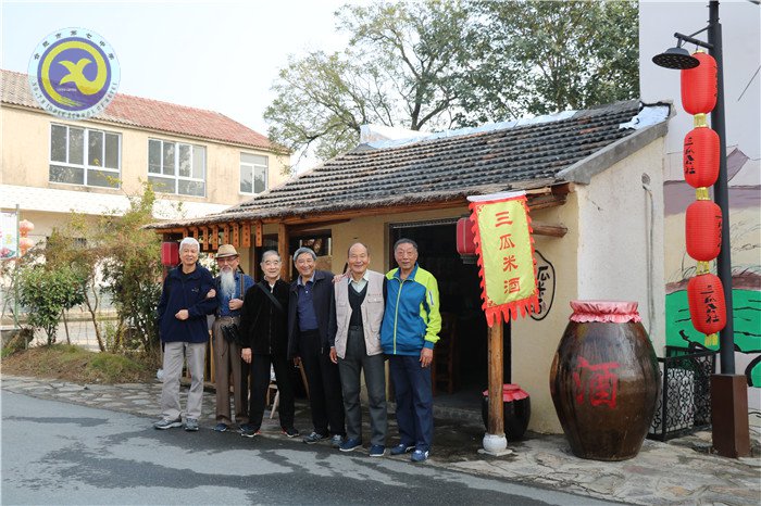 luck18平台离退休教职工参观三瓜公社(图3)