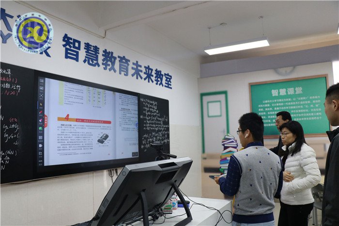 教育部中学校长培训中心副主任刘莉莉教授莅临luck18平台指导工作(图6)