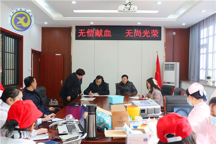 爱心献血车进校园 热血汇聚生命长河(图2)