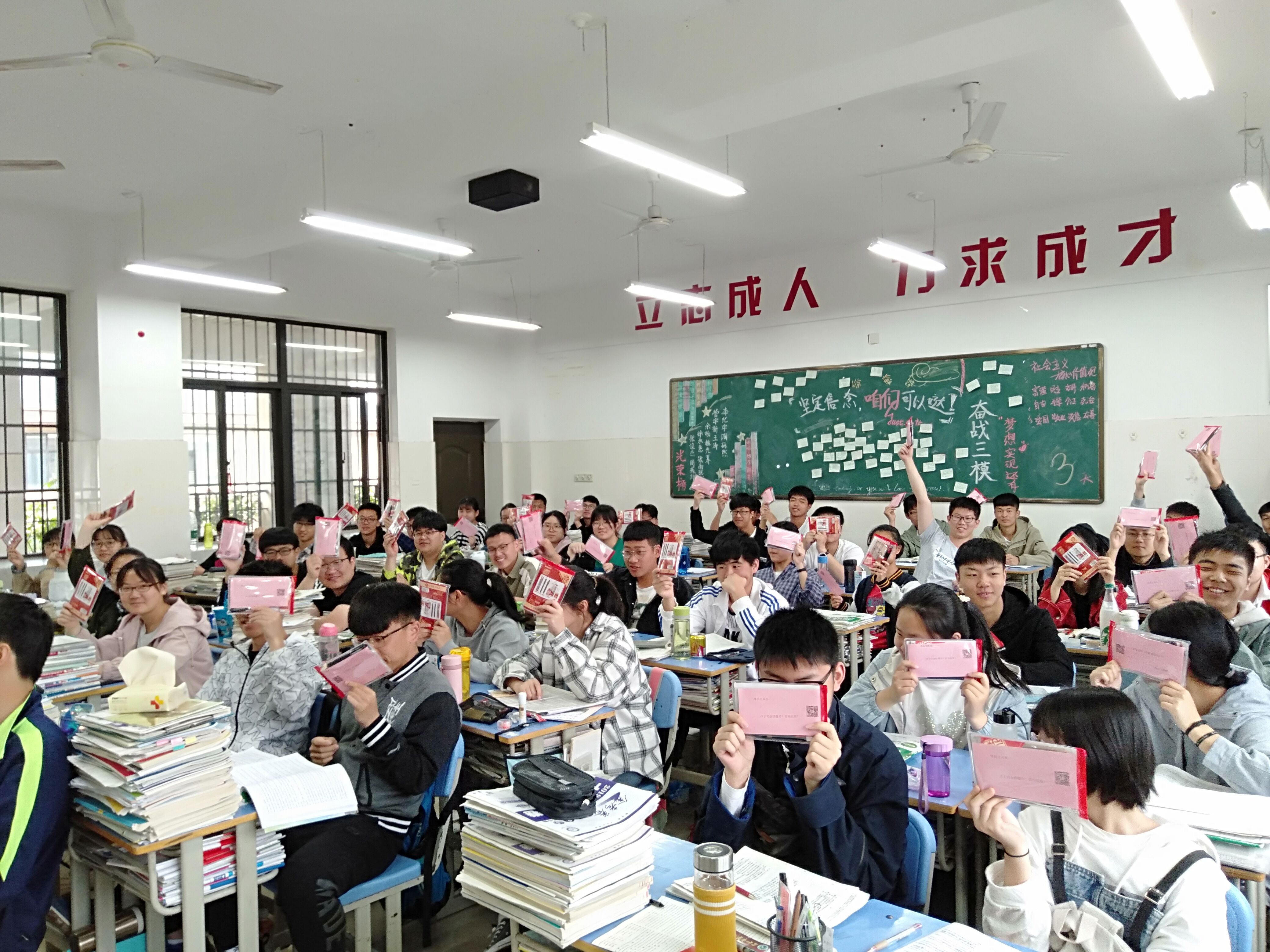 爱心家长赠文具 倾心助力赢高考(图3)