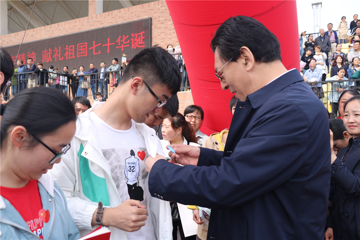 快闪唱响颂祖国 致敬青春燃激情(图12)