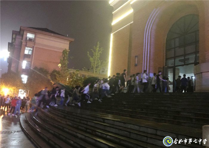 爱国励志观影行  追逐梦想不言弃(图2)