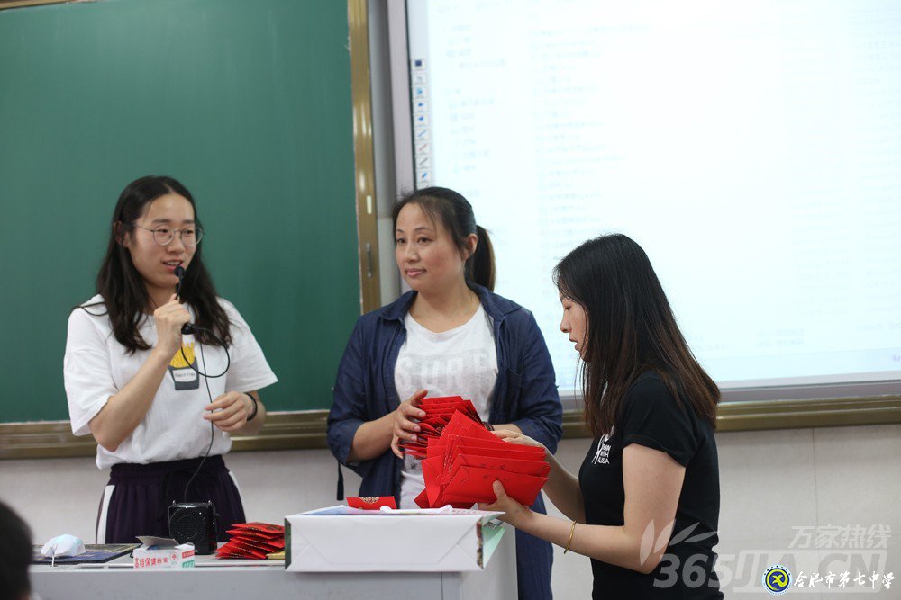 万家热线：感人！实拍luck18平台毕业班最后一课：班级大合唱《明天你好》（组图）(图4)