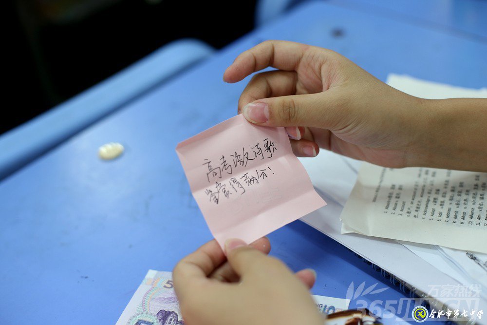 万家热线：感人！实拍luck18平台毕业班最后一课：班级大合唱《明天你好》（组图）(图8)