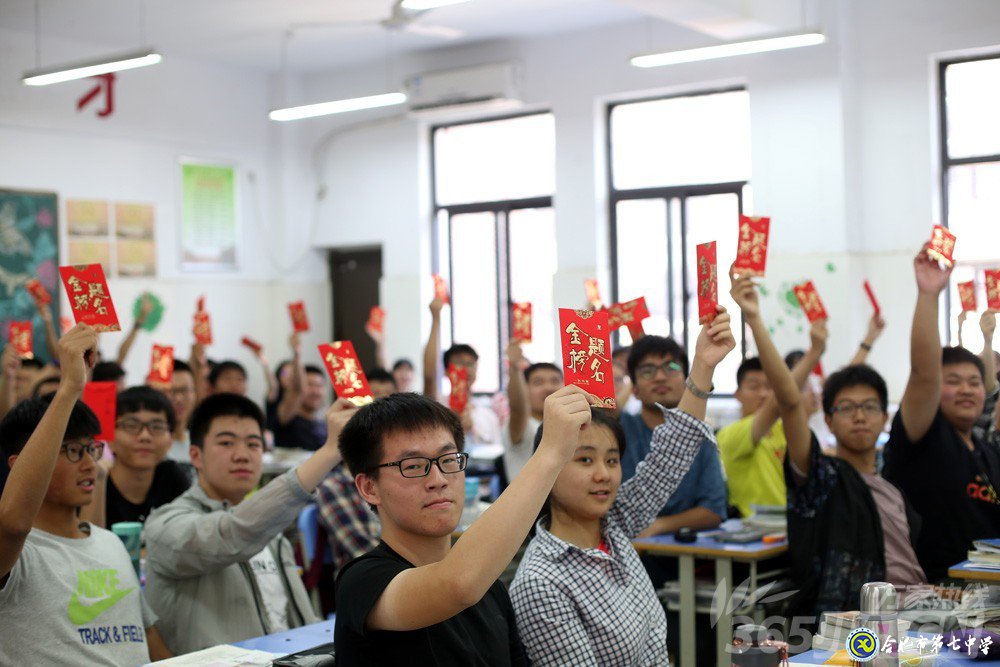 万家热线：感人！实拍luck18平台毕业班最后一课：班级大合唱《明天你好》（组图）(图9)