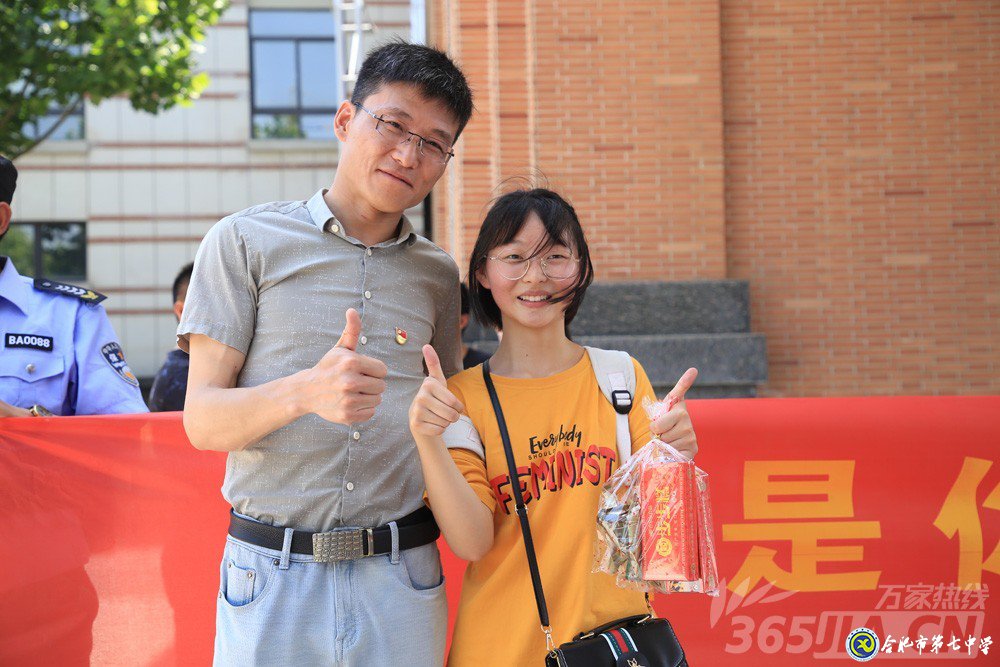 万家热线：感人！实拍luck18平台毕业班最后一课：班级大合唱《明天你好》（组图）(图15)
