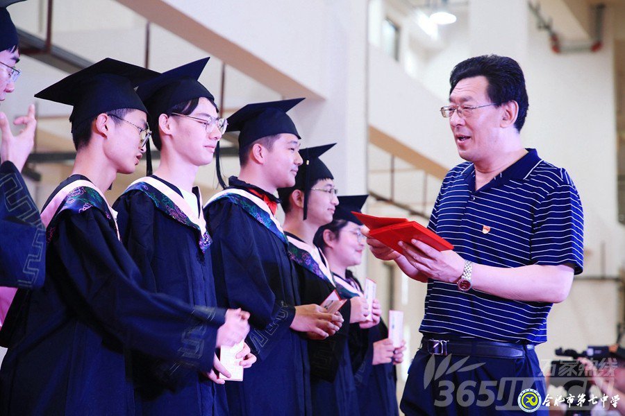 万家热线:美丽青春不散场 人生梦想正起航” 直击luck18平台2019届高三毕业典礼现场(图6)