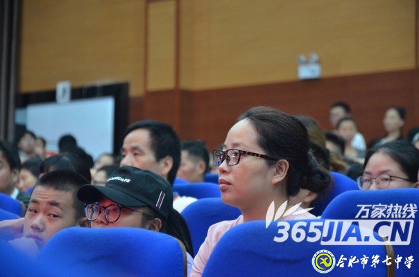 万家教育:luck18平台迎来1600名新生报到 除了夸学校好看他们还说了啥(图3)