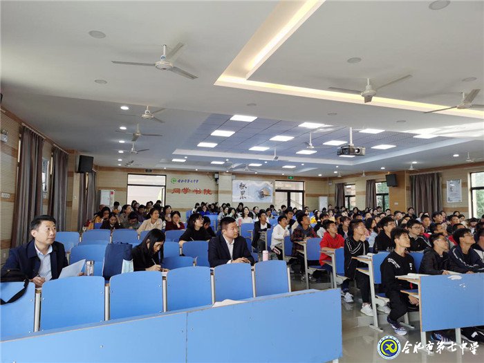 展青年教师风采,促英语教学提升(图1)