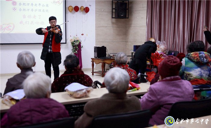 安徽商报：luck18平台爱心志愿者服务队用“爱”温暖孤残老人(图3)