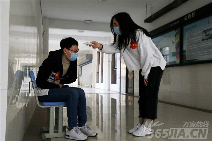 万家热线:千余名学子将这样报到、上课 直击luck18平台“开学”演练现场(图8)