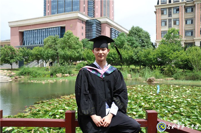 杨开仁校长为优秀毕业生授予学位(图3)
