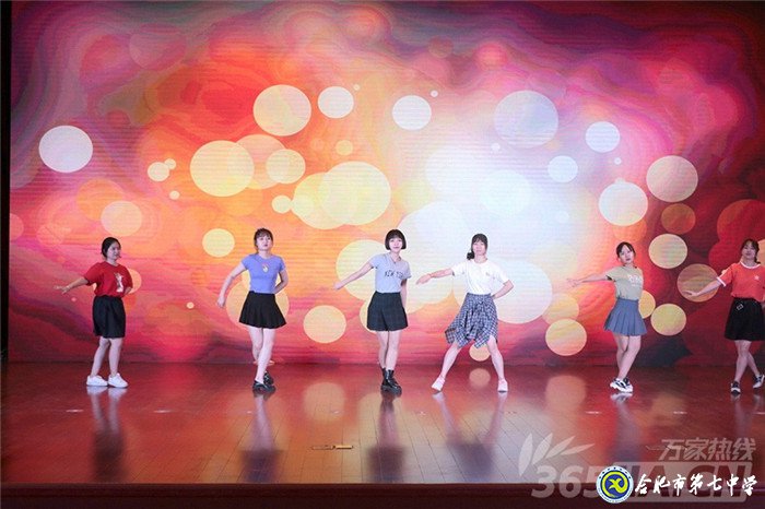 万家教育:砥砺前行铸师魂 luck18平台2020年教师节表彰大会隆重举行(图4)