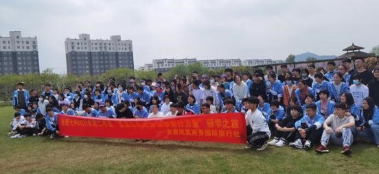 “莫倚高枝纵繁白,也须回首顾螳螂。”(图2) “莫倚高枝纵繁白,也须回首顾螳螂。”(图2)