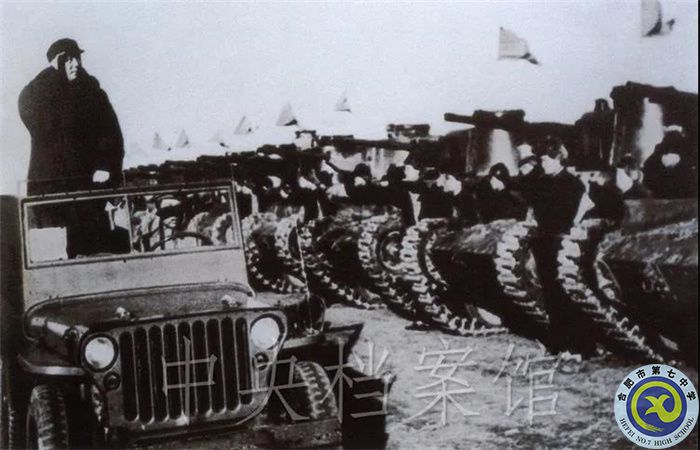 1949年3月25日，毛泽东在西苑机场检阅中国人民解放军坦克部队。（中央档案馆供图）.jpg