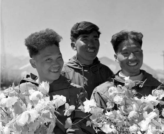 △1960年5月25日凌晨4点20分,中国登山队队员成功登上珠穆朗玛峰。(右起)王富洲、贡布(藏族)和屈银华.png △1960年5月25日凌晨4点20分,中国登山队队员成功登上珠穆朗玛峰。(右起)王富洲、贡布(藏族)和屈银华.png