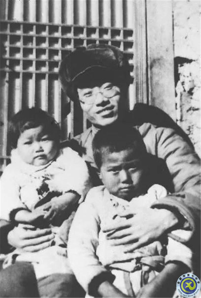 1953年魏巍在朝鲜战场和朝鲜儿童在一起.jpg 1953年魏巍在朝鲜战场和朝鲜儿童在一起.jpg