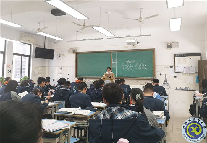 李欣彤 授课.jpg 李欣彤 授课.jpg