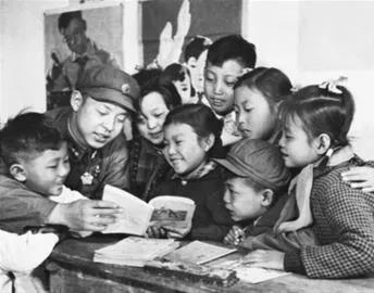 △雷锋正在给小学生做课外辅导.jpg △雷锋正在给小学生做课外辅导.jpg