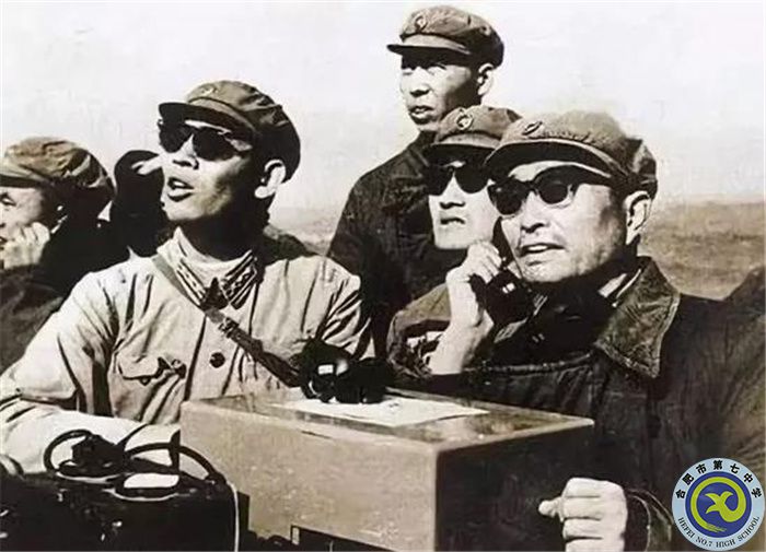 △张爱萍上将手拿话筒,眼观蘑菇云,正向首都北京汇报喜讯.jpg △张爱萍上将手拿话筒,眼观蘑菇云,正向首都北京汇报喜讯.jpg