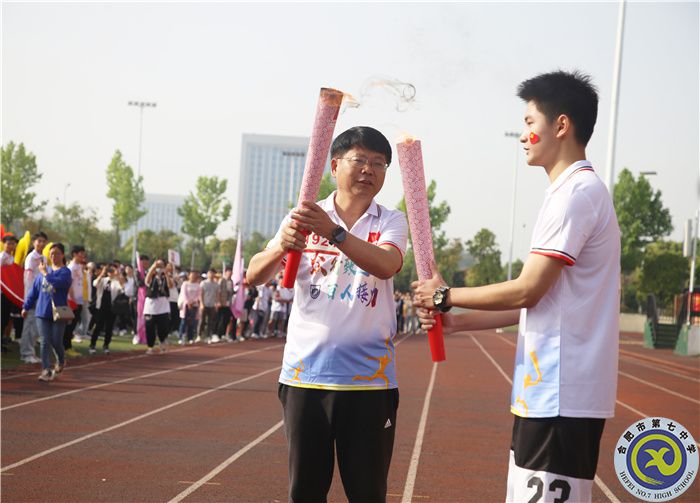 邓宗国校长手持火炬,开始第一棒接力.jpg 邓宗国校长手持火炬,开始第一棒接力.jpg
