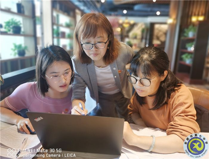 唐丽霞、李先秀和盛李在分组磨题.jpg 唐丽霞、李先秀和盛李在分组磨题.jpg